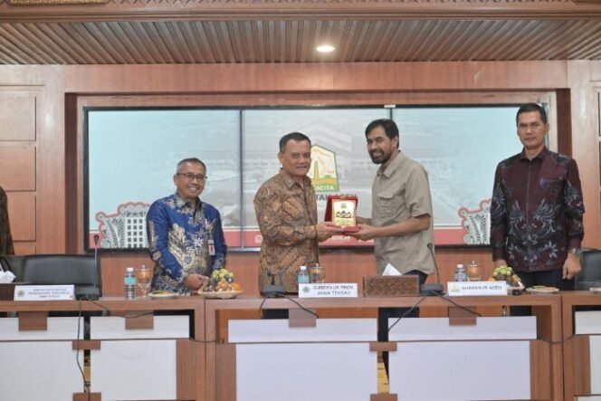 
					Gubernur Aceh, Muzakir Manaf, menyerahkan cenderamata kepada Gubernur Jawa Tengah, Ahmad Luthfi, usai penandatanganan perjanjian kerja sama antara Pemerintah Aceh dan Pemerintah Provinsi Jawa Tengah di Gedung Serbaguna Sekretariat Daerah Aceh, Banda Aceh, Kamis (23/4)