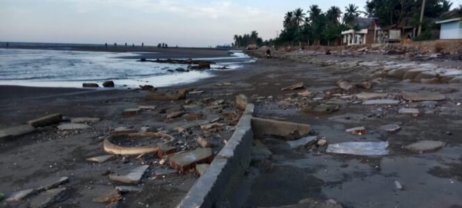 
					Angin Barat Lebih Cepat dari Tanggul: 520 KK Lhok Puuk Menunggu di Ujung Abrasi