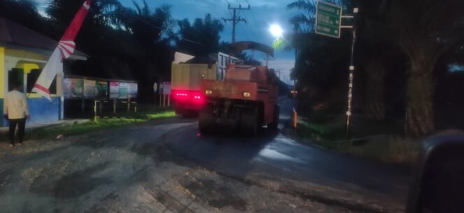 
					Preservasi Jalan Penghubung Antar Desa di Karang Baru Mulai Dihotmix