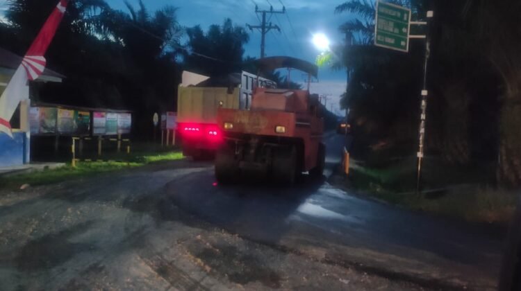 Preservasi Jalan Penghubung Antar Desa di Karang Baru Mulai Dihotmix
