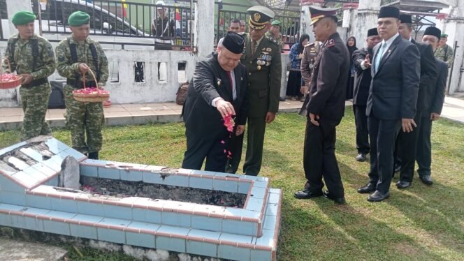 
					Forkopimda Aceh Tenggara Ziarah Makam Pahlawan Peringati Harkitnas ke-118 Tahun 2026