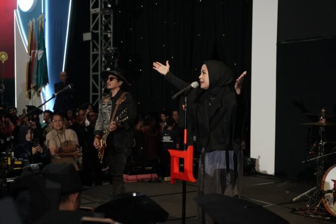 
					KOTAK Bakar Semangat Wisudawan Universitas Mercu Buana Lewat Deretan Lagu Penuh Energi