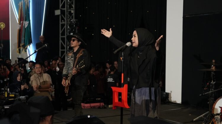 KOTAK Bakar Semangat Wisudawan Universitas Mercu Buana Lewat Deretan Lagu Penuh Energi