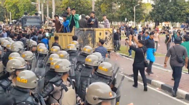 
					Enam Orang Diamankan Polisi, Diduga Memprovokasi dan Menurunkan Bendera Merah Putih saat Unras di Kantor Gubernur Aceh