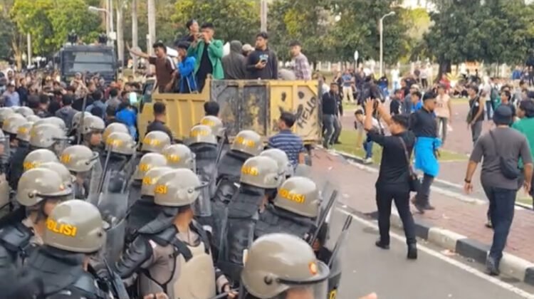 Enam Orang Diamankan Polisi, Diduga Memprovokasi dan Menurunkan Bendera Merah Putih saat Unras di Kantor Gubernur Aceh