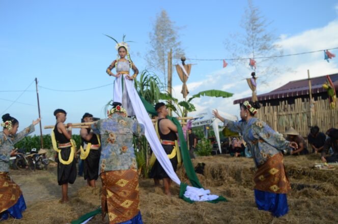 
					Teater Sawah “Rahim Negeriku” di Desa Saentis Angkat Krisis Pangan dan Budaya Wiwitan