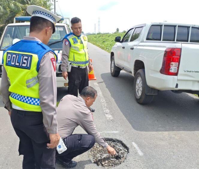 
					Cegah Kecelakaan, Satlantas Polres Batu Bara Tambal Jalan Berlubang di Jalinsum Simpang Dolok