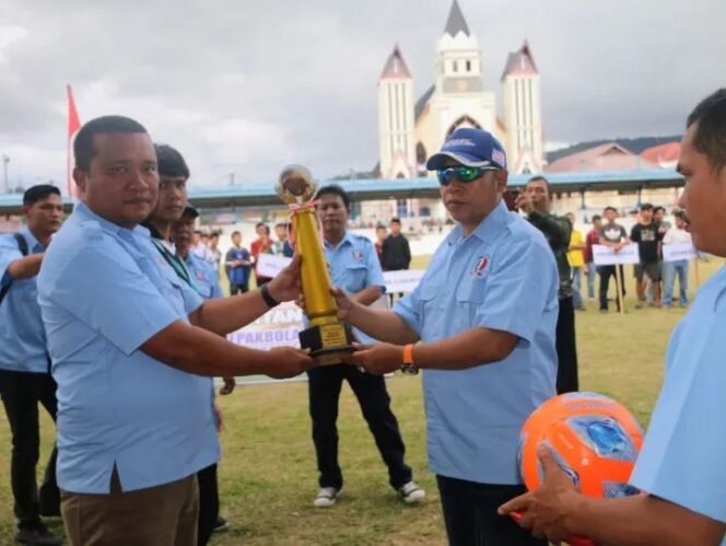 
					Barat Sepakat Cup 2026 Digelar, Ditandai Tendangan Penghormatan Oleh Bupati Taput JTP