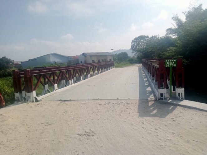 
					Jembatan bailey Siualuompu Tarutung kolaborasi TNI-Pemkab Taput telah diresmikan. (Marudut)
