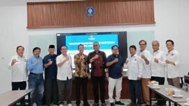 Ketua Umum PWI Pusat, Akhmad Munir didampingi unsur pengurusnya foto bersama dengan Dekan Sekolah Pascasarjana IPB,  Prof Yusli Wardiatno bersama unsur pimpinan lembaga pendidikan tinggi tersebut seusai pembahasan kerja sama program S2 untuk wartawan di Kampus IPB University Baranangsiang, Bogor, Selasa, 2 Juni 2026. (Dok PWI Pusat)
