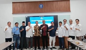 Ketua Umum PWI Pusat, Akhmad Munir didampingi unsur pengurusnya foto bersama dengan Dekan Sekolah Pascasarjana IPB,  Prof Yusli Wardiatno bersama unsur pimpinan lembaga pendidikan tinggi tersebut seusai pembahasan kerja sama program S2 untuk wartawan di Kampus IPB University Baranangsiang, Bogor, Selasa, 2 Juni 2026. (Dok PWI Pusat)
