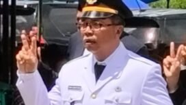 Camat Tarutung Ferry Hanafyah Lumbantobing ketika diambil sumpah jabatan.(ist)