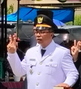Camat Tarutung Ferry Hanafyah Lumbantobing ketika diambil sumpah jabatan.(ist)