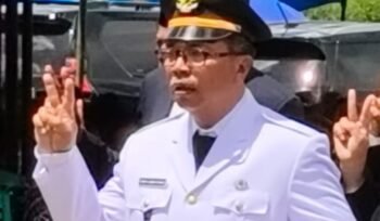 Camat Tarutung Ferry Hanafyah Lumbantobing ketika diambil sumpah jabatan.(ist)