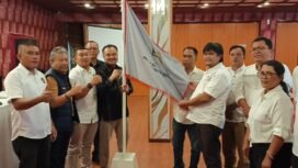 Ketua PWI Sumut H.Farianda Putra Sinik kukuhkan pengurus PWI Toba dan Samosir.(Ist)