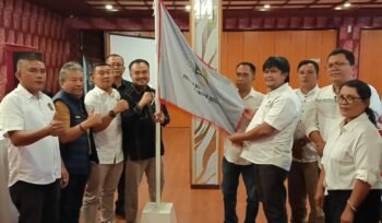 Ketua PWI Sumut H.Farianda Putra Sinik kukuhkan pengurus PWI Toba dan Samosir.(Ist)
