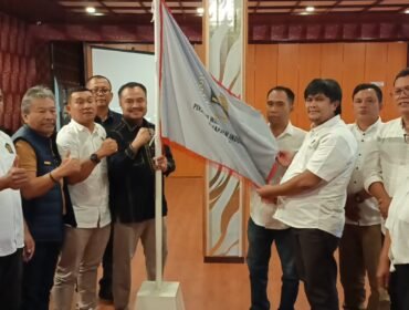 Ketua PWI Sumut H.Farianda Putra Sinik kukuhkan pengurus PWI Toba dan Samosir.(Ist)