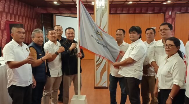 Ketua PWI Sumut H.Farianda Putra Sinik kukuhkan pengurus PWI Toba dan Samosir.(Ist)
