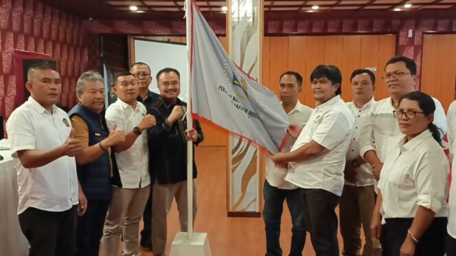 
					Ketua PWI Sumut H.Farianda Putra Sinik kukuhkan pengurus PWI Toba dan Samosir.(Ist)