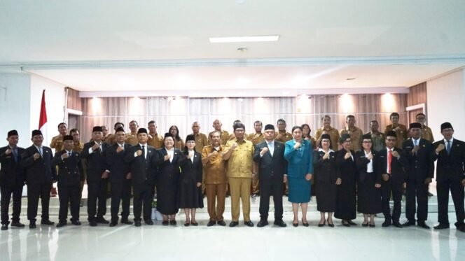 
					17 pejabat yang dilantik foto bareng Wabup Taput Deni Lumbantoruan.(ist)