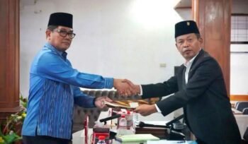 Selesai dibacakan , Sekda Taput Henry Sitompul serahkan nota jawaban Bupati kepada ketua DPRD Taput Arifin Rudi Nababan.(ist)