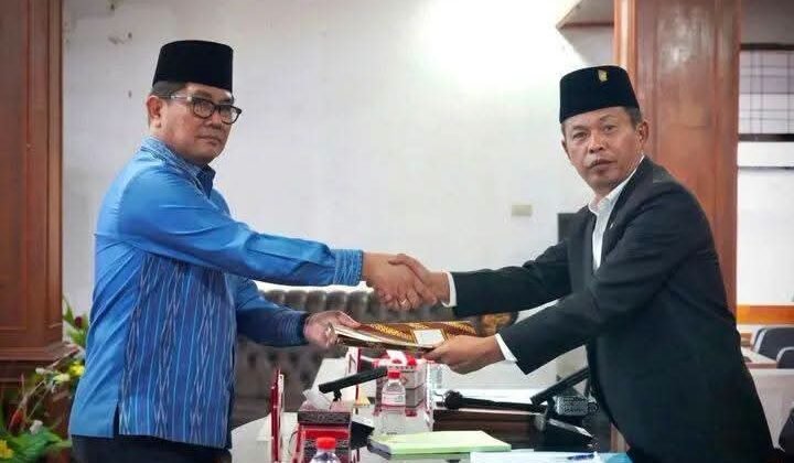 Selesai dibacakan , Sekda Taput Henry Sitompul serahkan nota jawaban Bupati kepada ketua DPRD Taput Arifin Rudi Nababan.(ist)