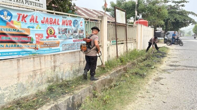 Sukseskan Gerakan Indonesia Asri, Brimob Aceh Bersihkan Sekolah TK Al Jabal Nur
