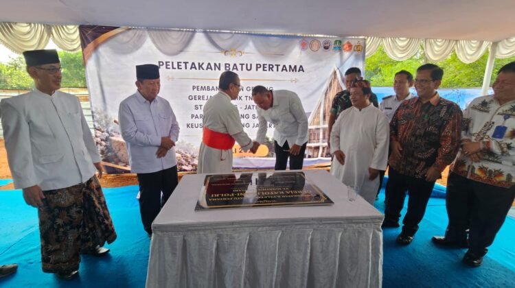 Kardinal Suharyo Beri Berkat bagi Pembangunan Gereja St. Ignatius Jatisari untuk Jemaat TNI-Polri