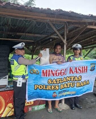 Patroli Sambil Berbagi, Satlantas Polres Batu Bara Salurkan Sembako kepada Masyarakat yang Membutuhkan