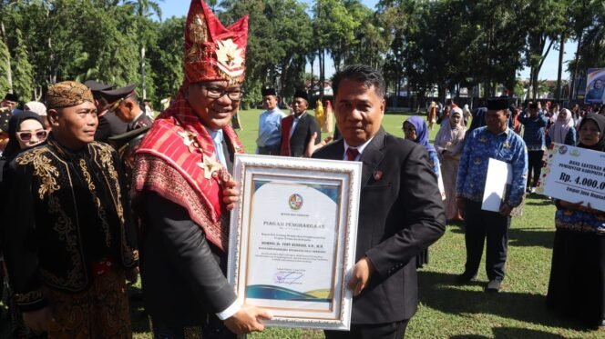 
					Di Momen 80 Tahun Deli Serdang dan Bhayangkara, Bupati Hadiahkan Ferry Kusnadi Penghargaan