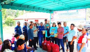 Penyerahan bantuan bibit bawah merah Batu Ijo dihadiri Kabag Ekonomi, Mantovani Lumban Tobing, Sekdis Pertanian Ester Sinaga, Camat Pahae Jae Marhasak Simaremare, Kades Tordolok Nauli Jones Aritonang, serta External Relations Specialist SOL Industan Sitompul. (Ist)