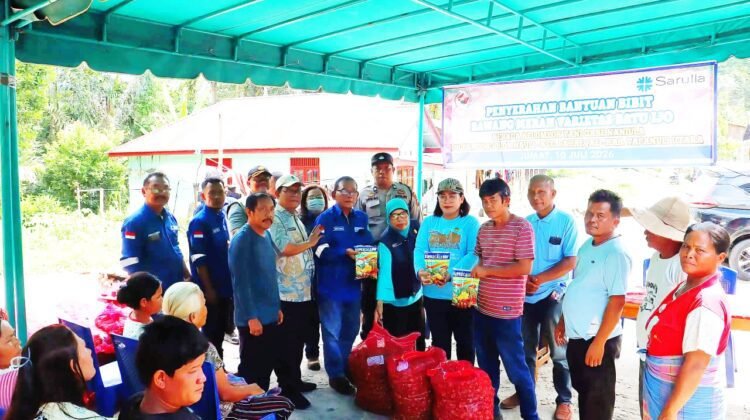 Penyerahan bantuan bibit bawah merah Batu Ijo dihadiri Kabag Ekonomi, Mantovani Lumban Tobing, Sekdis Pertanian Ester Sinaga, Camat Pahae Jae Marhasak Simaremare, Kades Tordolok Nauli Jones Aritonang, serta External Relations Specialist SOL Industan Sitompul. (Ist)