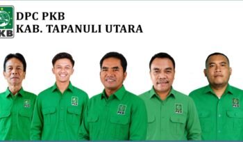 Jufri Sitompul SH (tengah) Ketua DPC PKB Taput foto bareng pengurus.(Ist)