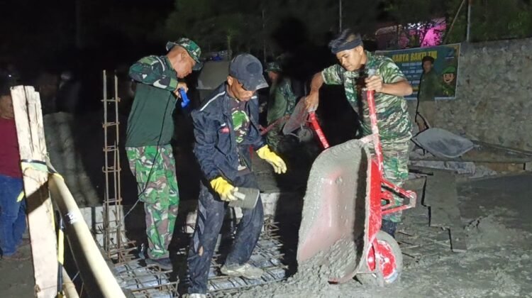 Babinsa dan Warga Lembur Cor Lantai Jembatan Beton Lawe Sikap