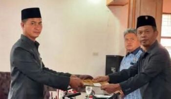 Selepas membacakan, Lamro Marroan Manalu serahkan  pemandangan umum Fraksi Nasdem kepada pimpinan Sidang. (Harianpaparazzi.com)
