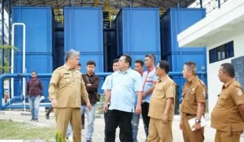 Wabup Deni Lumbantoruan Dir. Perumda Mual Natio David PPH Hutabarat turun ke SPAM IKK Silangkitang.(Ist)