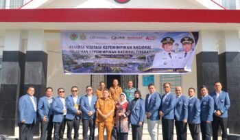 Eliston Lumbantobing Kadis PMPTSP Taput bersama peserta Pelatihan Kepemimpinan Nasional foto bareng Saat Visitasi ke Tapsel. (Ist)