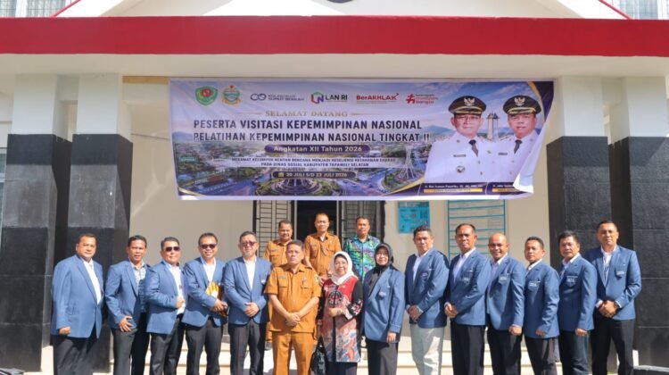 Eliston Lumbantobing Kadis PMPTSP Taput bersama peserta Pelatihan Kepemimpinan Nasional foto bareng Saat Visitasi ke Tapsel. (Ist)