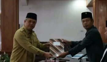 Ketua DPRD Arifin Rudi Nababan terima nota jawaban dari Wabup Taput Deni Lumbantoruan.(ist)