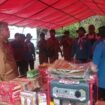 Wabup Taput Deni Lumbantoruan mengamati perlengkapan dapur umum dan logistik kebencanaan dari Kemensos. (ist)