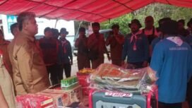 Wabup Taput Deni Lumbantoruan mengamati perlengkapan dapur umum dan logistik kebencanaan dari Kemensos. (ist)