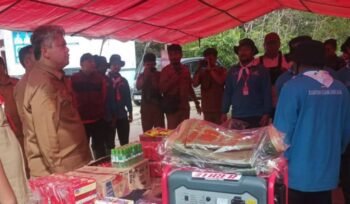 Wabup Taput Deni Lumbantoruan mengamati perlengkapan dapur umum dan logistik kebencanaan dari Kemensos. (ist)