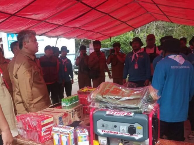 
					Wabup Taput Deni Lumbantoruan mengamati perlengkapan dapur umum dan logistik kebencanaan dari Kemensos. (ist)