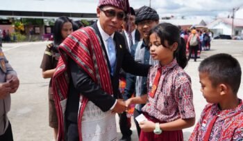 Bupati Taput Jonius TP Hutabarat didampingi Kadis Dukcapil Romusa Simanungkalit serahkan KIA kepada Anak pada momen Hari Anak Nasional.(Ist)