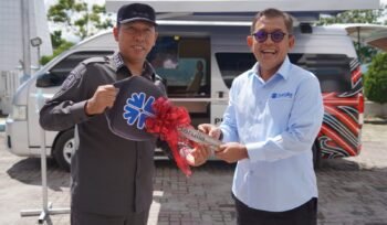Chief Operating Officer SOL, Riza Pasikki serahkan kunci mobil ke Bupati Taput JTP Hutabarat. (ist)
