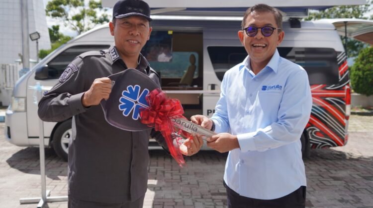 Chief Operating Officer SOL, Riza Pasikki serahkan kunci mobil ke Bupati Taput JTP Hutabarat. (ist)