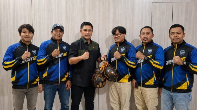 Kasat Narkoba Polres Batu Bara Tunjukkan Kepedulian pada Wartawan Olahraga Lewat Bantuan Bola untuk Sinergi SC