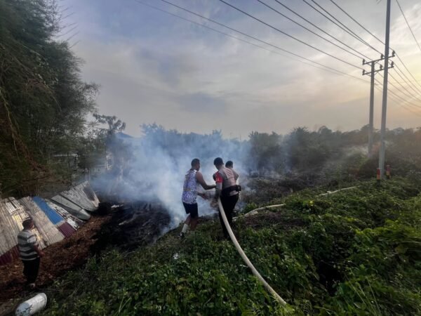 Aksi Sigap Brimob Aceh Dan Damkar, Padamkan Kebakaran Lahan Di Jalan Elak