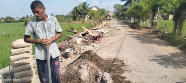 Proyek di Desa Dayah Bluek Disorot: Tanpa Papan Informasi dan Rambu, Material Bekas Bongkaran Menutup Jalan