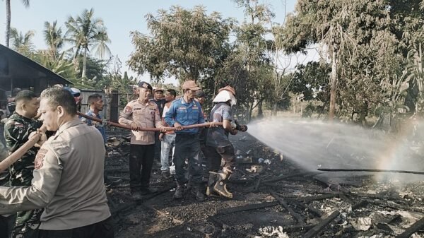 Quick Response, Brimob Aceh Bersama TNI Dan Damkar Bantu Pemadaman Kebakaran Rumah Warga di Lhokseumawe